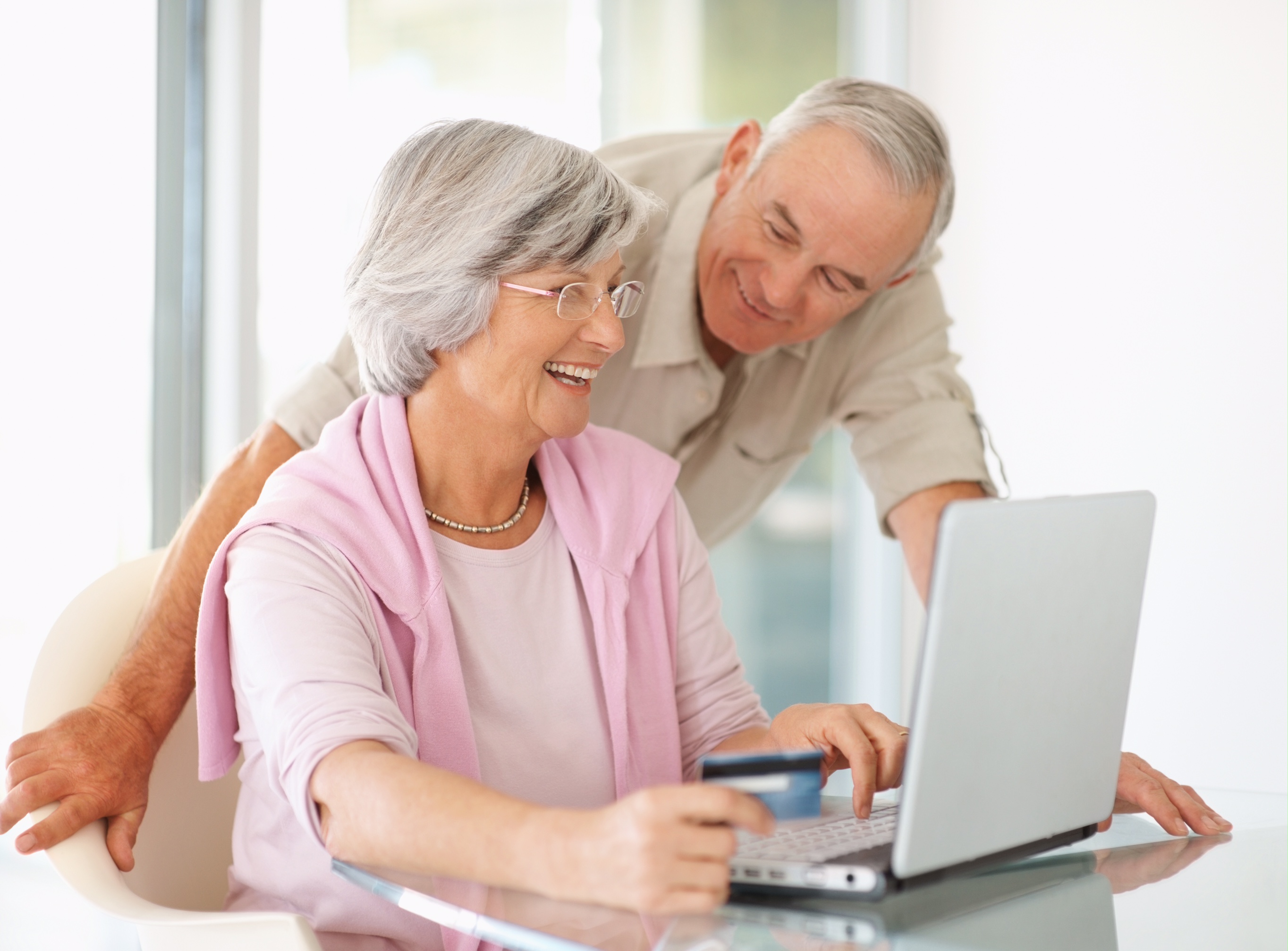 Социальный сайт пенсионеров. Пенсионер за компьютером. Пожилые люди и компьютер. Пенсионеры и компьютер. Пожилой человек за компьютером.
