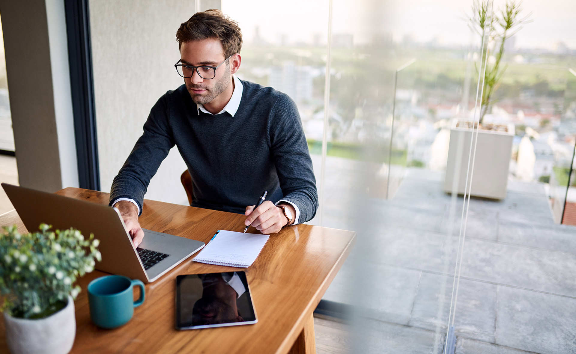 Hot-desking-trabajo-empresa-mesas-calientes-nueva-tendencia-vuelta-oficinas-empleo-app-sitios-teletrabajo-interior.jpg