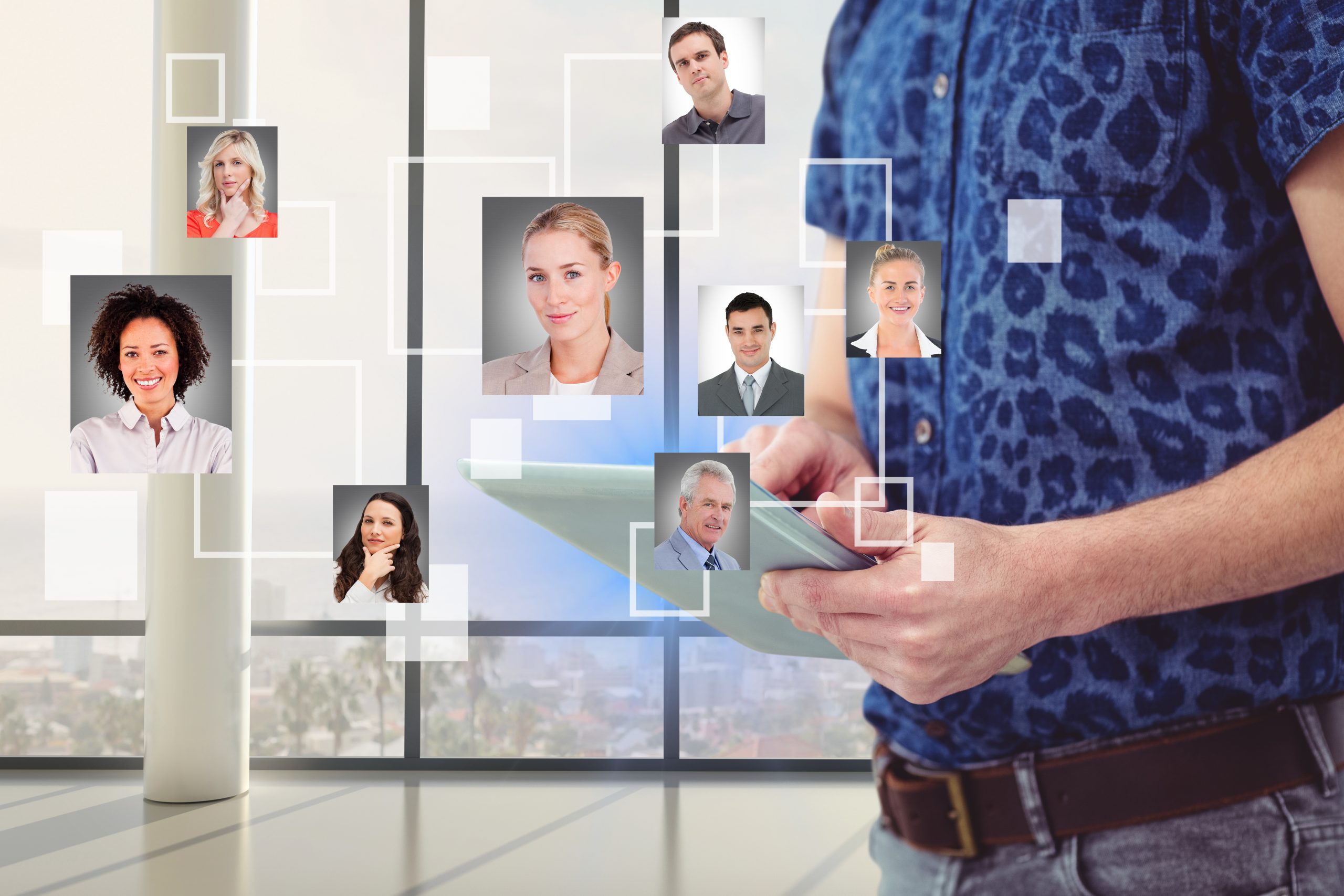 empresario-usando-una-aplicacion-para-contactar-con-sus-companeros-scaled.jpg