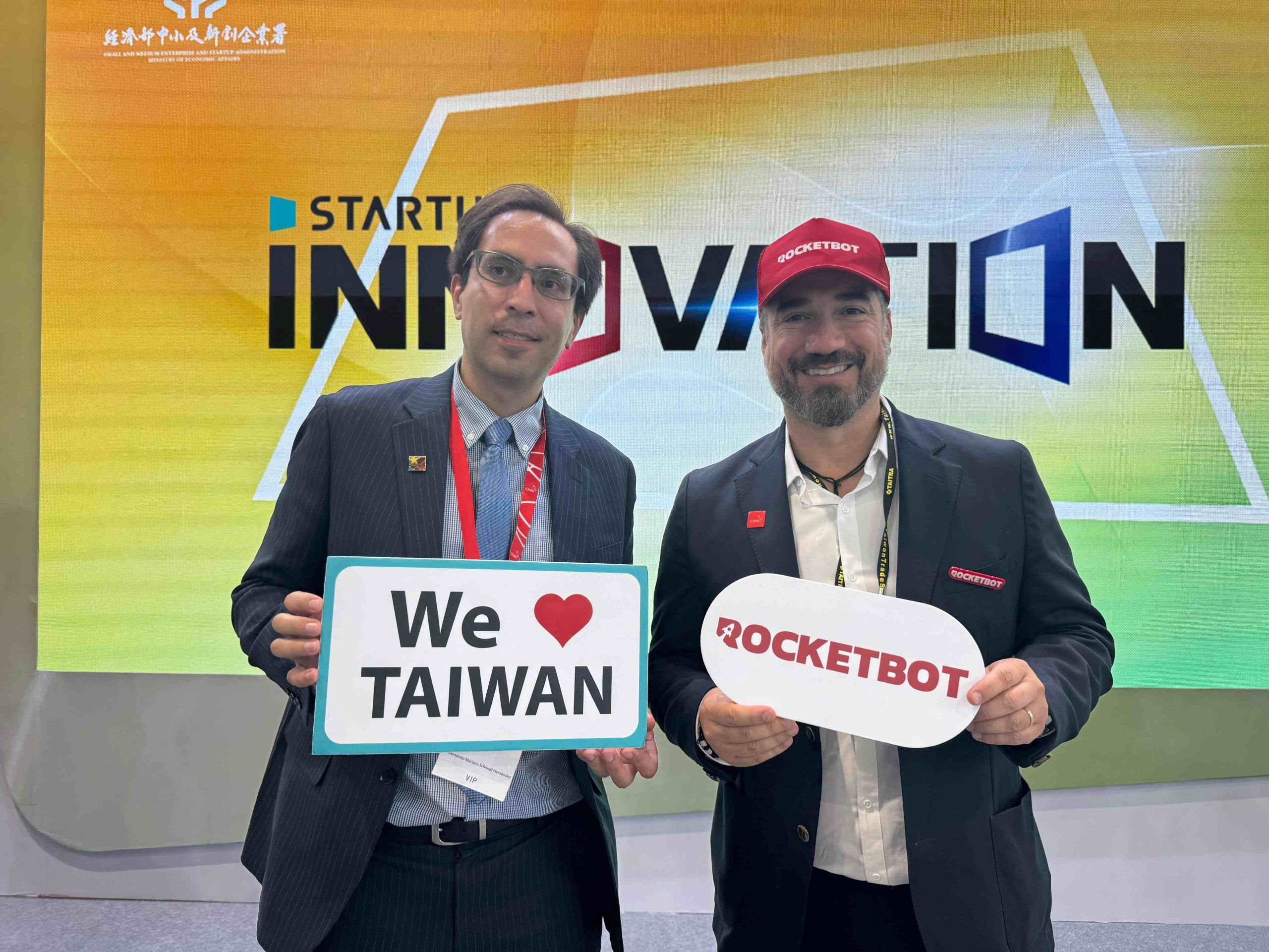 Rocketbot-en-Taiwan-5_-Fernando-Schimidt-de-ProChile-y-Juan-Jorge-Herrera-de-Rocketbot-scaled.jpg